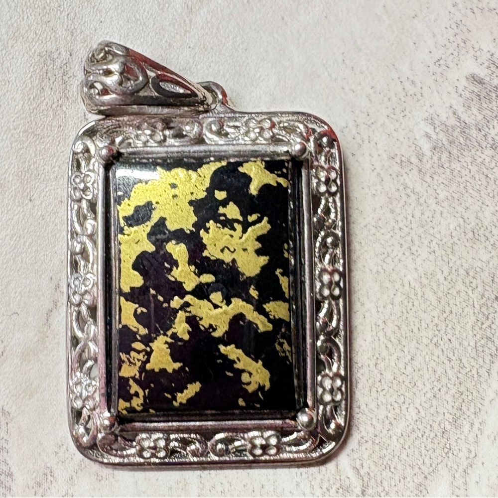 Elegant Silver and Gold Pendant Necklace